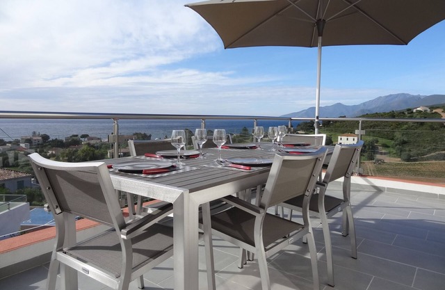 Superb 3-room apartment with view of the sea, mountains & vineyards