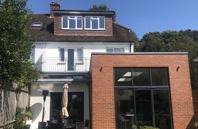 Superb 5-bed family house, beach, hot tub, large garden & parking