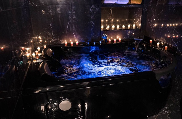 SUPERB BAROQUE APARTMENT WITH JACUZZI IN THE CITY CENTER