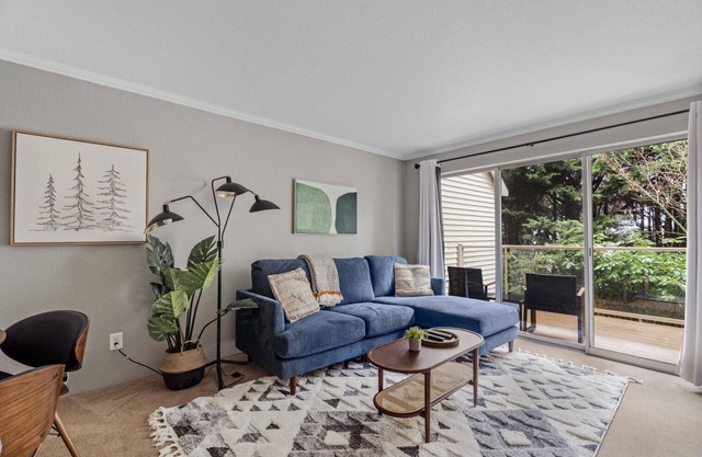 Superb Bellevue 2BR w/Balcony & Lake Views, nr Parks, by Blueground