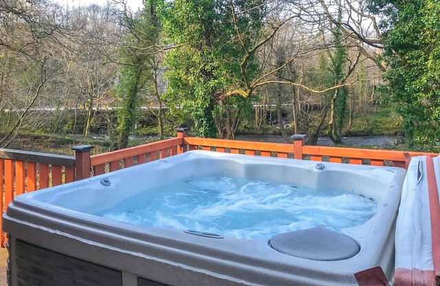 Superb contemporary one bedroom lodge with one double.