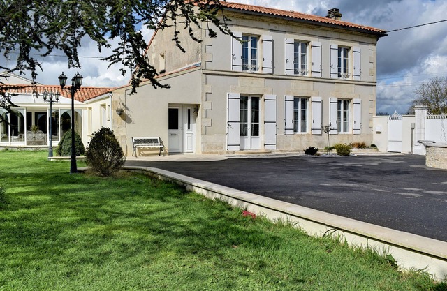 Superb family home, heated pool, large private park