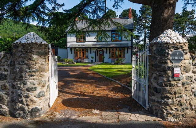 Superb family-friendly dwelling in Snowdonia National Park with mountain views