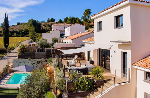 Superb family villa in a quiet location, secure swimming pool, terrace with panoramic view