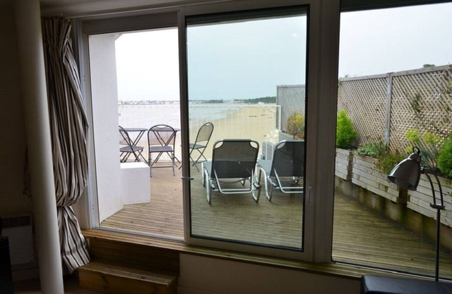 Superb studio on the beach with exceptional sea view: feet in the water