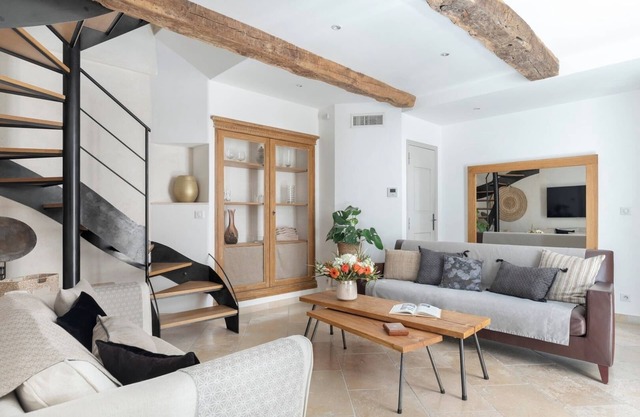 Superb luxury apartment in the heart of Valbonne