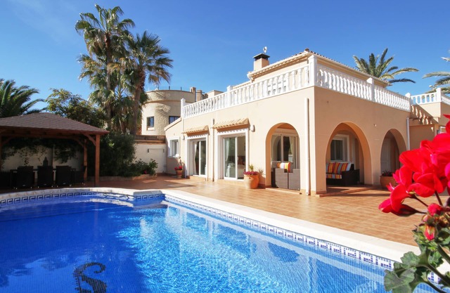 Superb luxury Villa With Private Pool, 2 Minute Walk to sandy Blue Flag beach.