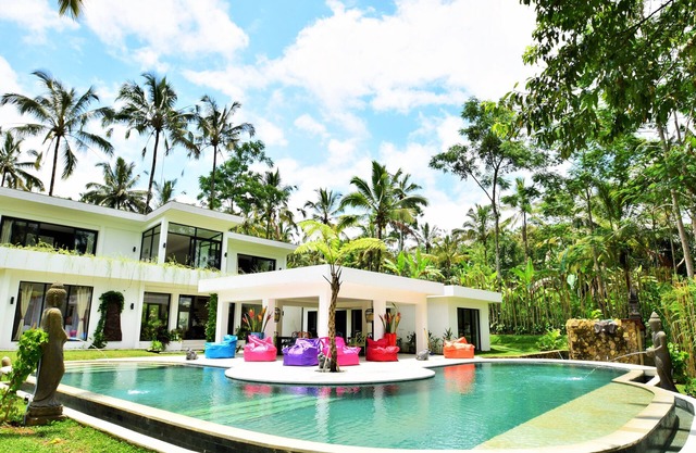 Superb luxury villa located in a green haven