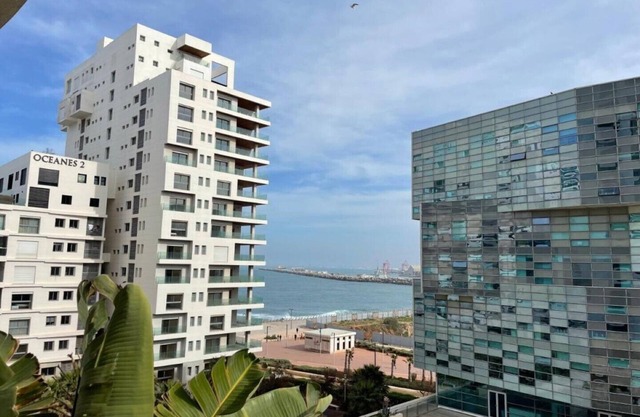 Superb new apartment with see view & free parking