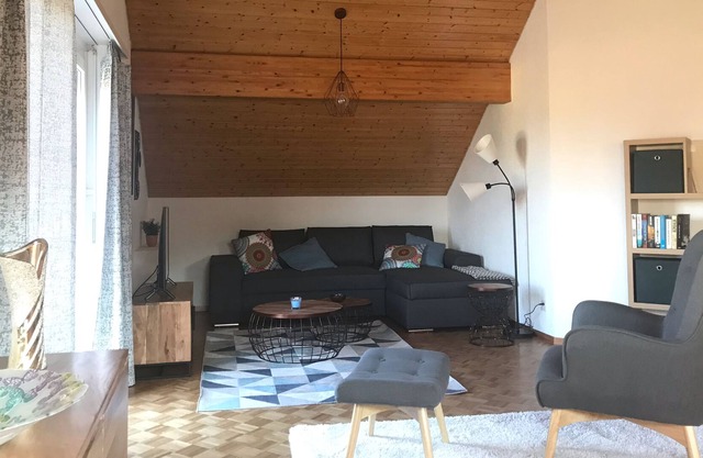 Superb renovated 3-room apartment 110 m2 parking2 km from Lausanne. bus, shops 100 m.