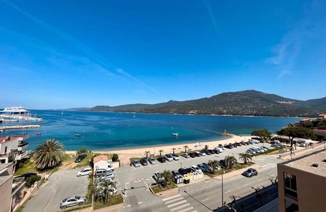 Superb T3 air-conditioned seafront with beach access in the center of Propriano.