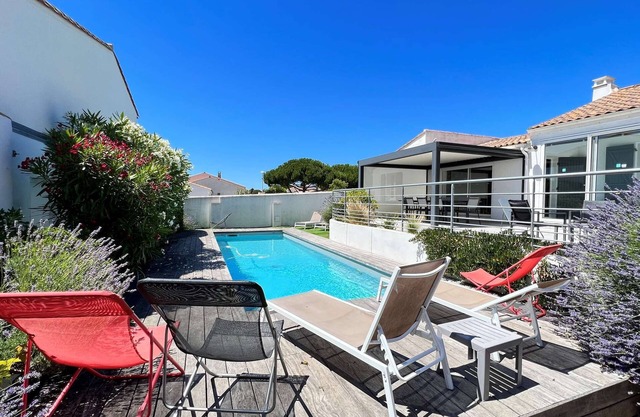 Superb villa with heated pool, near the sea