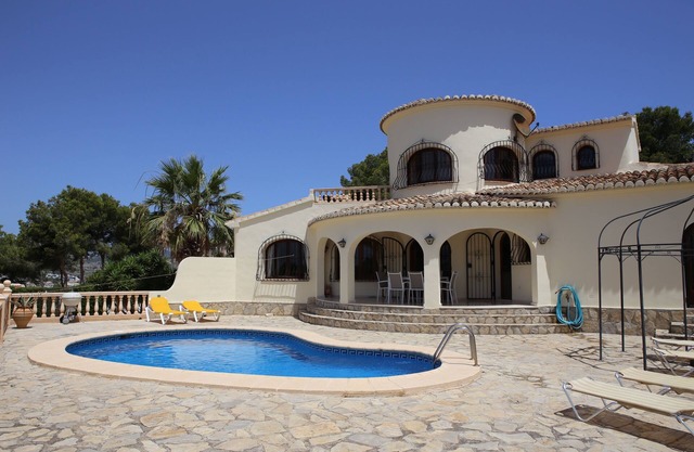 Superb villa with heated private pool - stunning sea and mountain views- Air con