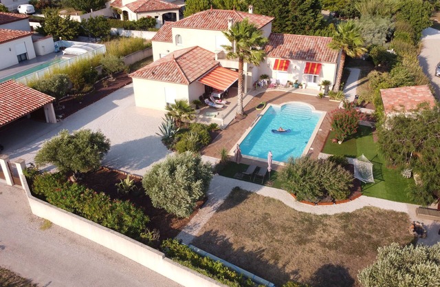 Superb villa with large swimming pool, views of vineyards and mountains