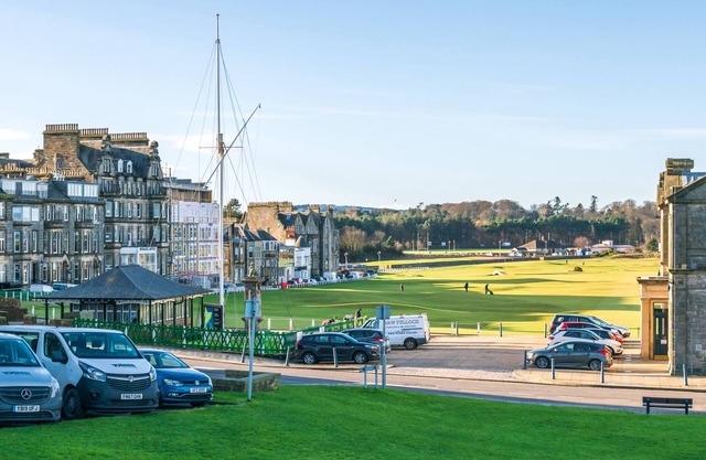 Superbly located St Andrews 2 bedroom apartment. Beach and golf close by!