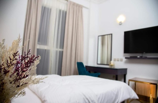 Superior Room Near Pak Darbar Restaurant By Luxury Bookings