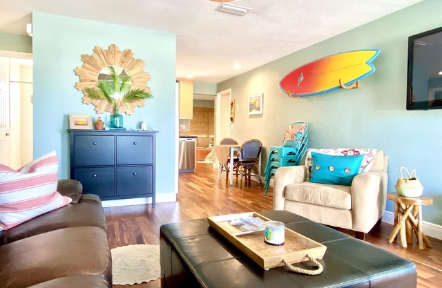 Surf Bungalow- One block from the beach!