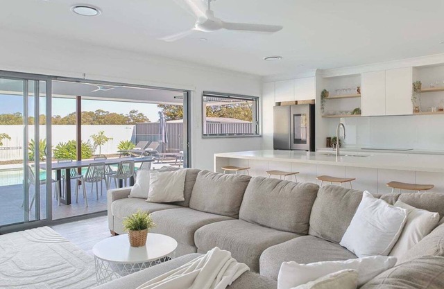 Surfrider Hideaway - steps to beach