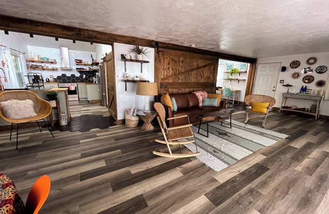 Sustainable & Cozy Waterfront Getaway- relax, fish & kayak on Rose Bay!