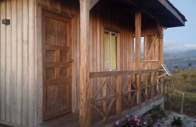 Sustainable Solar House, Ultra-low Carbon Footprint, pet-friendly!