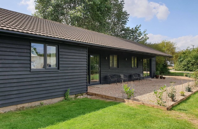 Swallows Nest, Cottage, Fishing Lakes Nr Cleethorpes, Adults Only Pet Friendly