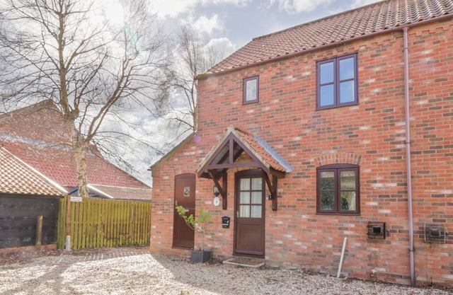 SWALLOWTAIL COTTAGE, family friendly, with a garden in East Ruston