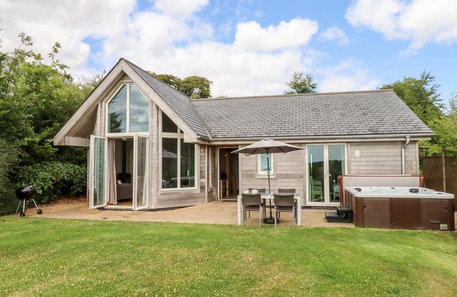 SWANDOWN, 9 KITTWHISTLE, pet friendly in Cricket St. Thomas