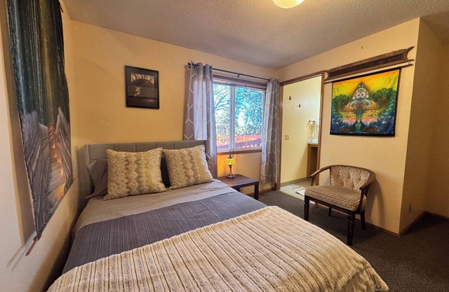 Sweet Bamboo Room with Half-Bath in delightful Sherwood with AC, WiFi, TV