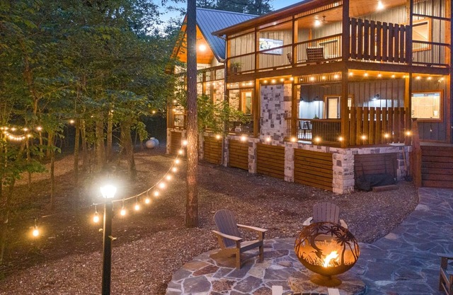 Sweet Caroline Creek-Side Cabin 🎯 Games 🔥 Hot Tub 📺 Outdoor TV