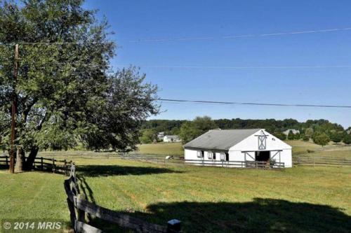 Sweet Chic Farm Cottage with Pool, Hot-Tub and Beautiful Sunsets in Maryland