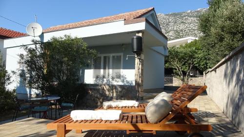 Sweet house with garden 35 meters from sea