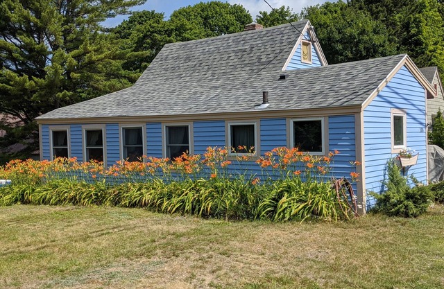 Sweet Island Cottage- 3 minute walk to beach