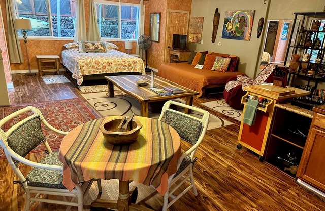 Sweet Mermaid Studio at Manini Beach, Kealakekua Bay