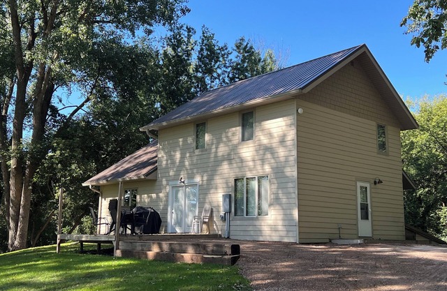 Sweet Retreat Main Floor 2 bedroom, 1 bathroom, Kitchen,Dining Room,Living Room+