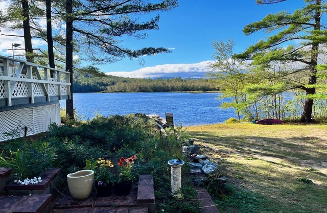 Sweet waterfront cottage, stunning sunsets, private, sleeps 4-8