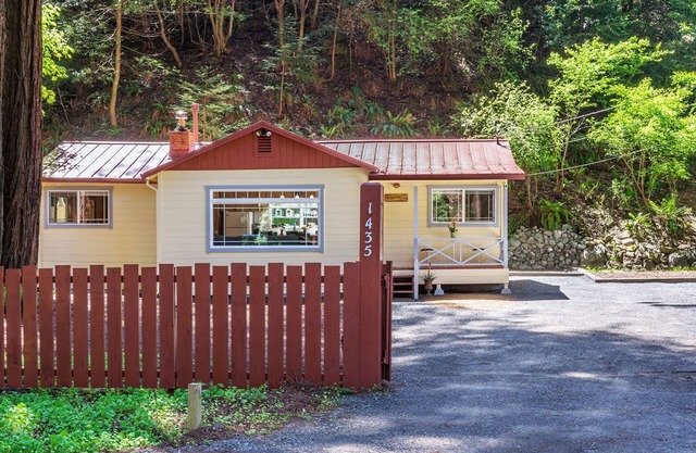 Sweetest Cabin under the Redwoods! Hot Tub, Fire Pit, Austin Creek!