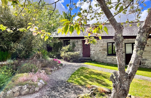 SWIFT COTTAGE, family friendly, with a garden in East Taphouse