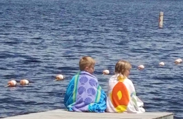 Swim, Kayak, lawn games. Walk to ice cream. Live Theatre , firepit smores!