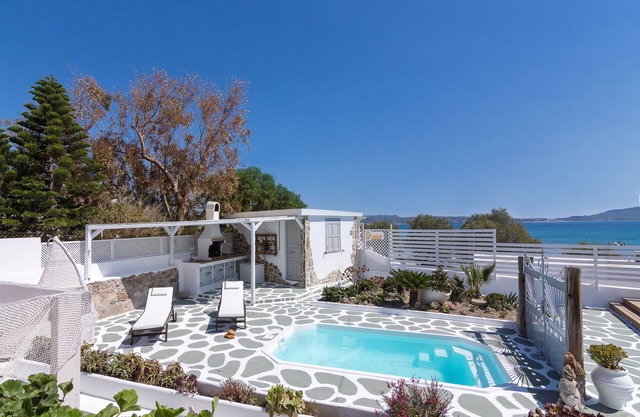 Swimming pool villa near the sea