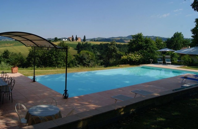 Swimming pool, wellness and relaxation in the hills of Bologna