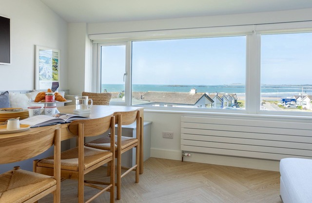 Swn Y Bae - Family-Friendly Sea View Holiday Home