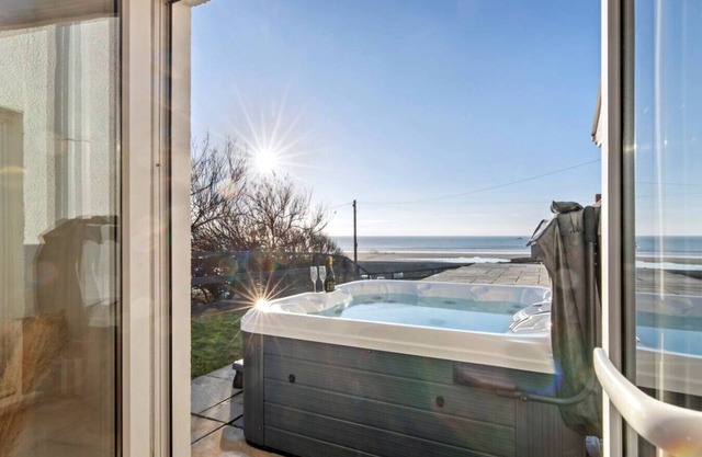 Swn Y Don - Modern Luxury Steps from Newgale Beach Bliss