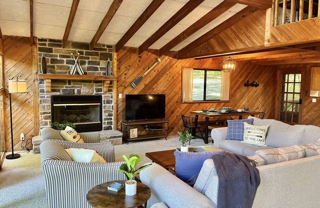 Sycamore Retreat - Family Friendly, Waterfront Chalet