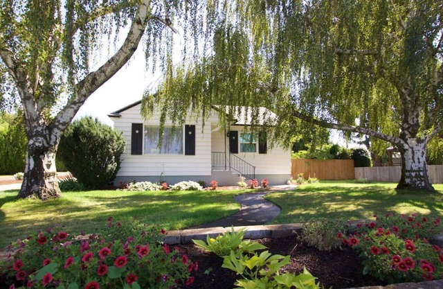 Syvila's Cottage · Syvila's - Charming Updated Cottage