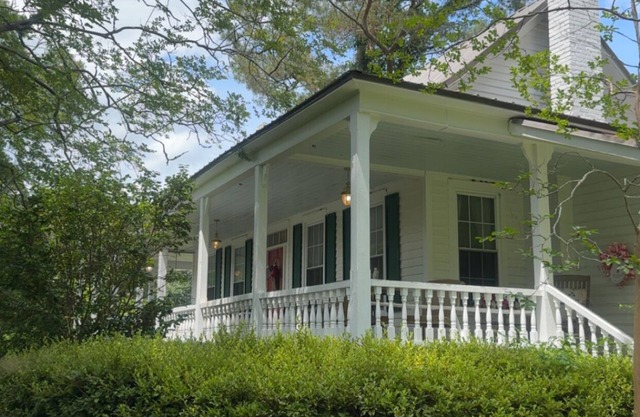 t“Authentic 1890s Farmhouse for Antique Lovers & History Buffs”