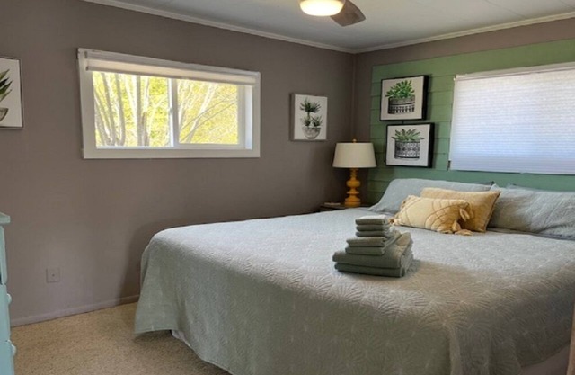 T&J Cozy Cottage on Crooked River - Enjoy a family or romantic getaway