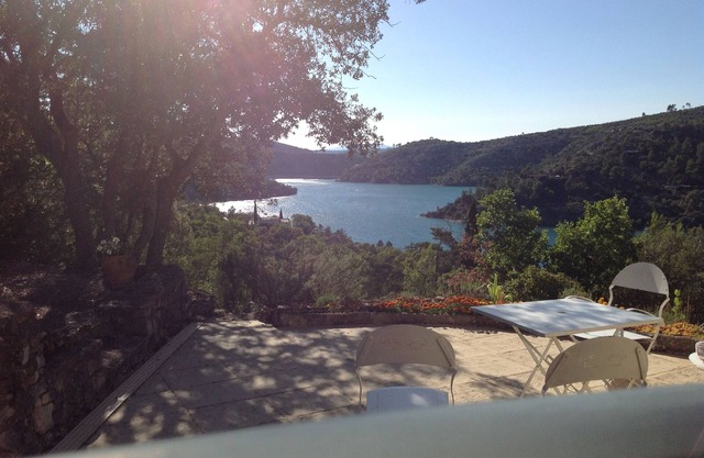 T1 charming classified * on the ground floor of villa with garden and swimming pool, private lake access