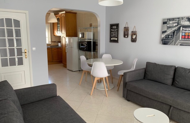 T1 w/fiber wifi. Smart tv, private parking at 200m beach