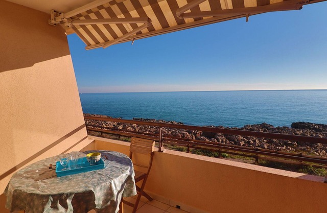 T2 Apartment with WIFI, seafront, terrace, parking