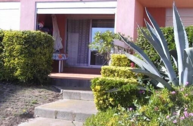T2 cabin sleeps 4, sea view terrace, swimming pool, close to sea and shops